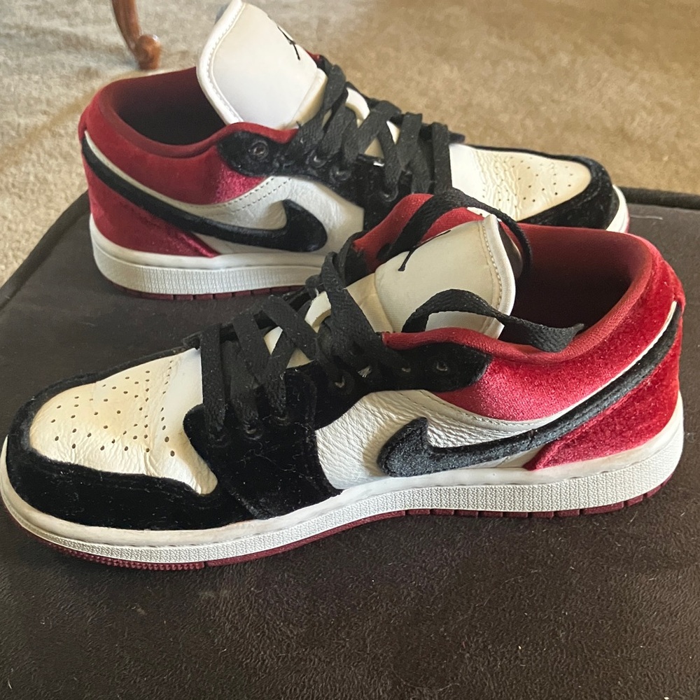 Air Jordan 1 Women’s Low SE “Velvet Black Toe” - Picture 6 of 12